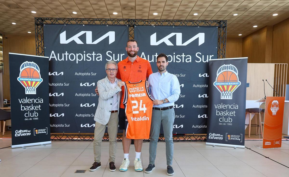Matt Costello, junto a José Arnau, gerente de KIA Autopista Sur, y Enric Carbonell, director general del Valencia BC