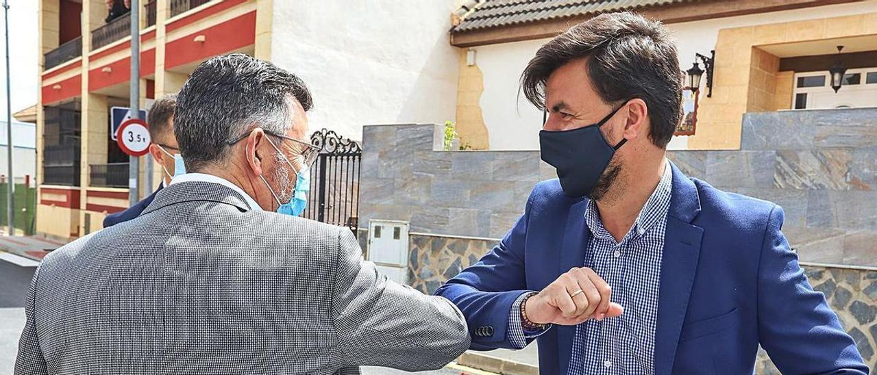 El alcalde de Rafal, Manuel Pineda, saluda a su llegada al teniente de alcalde de Orihuela, José Aix.