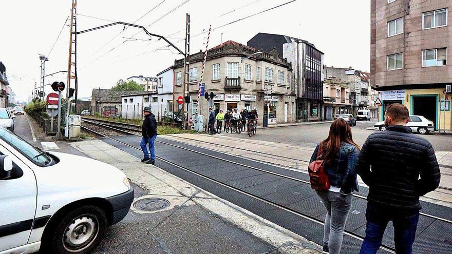 Paso a nivel que cruza Porriño y que será suprimido.