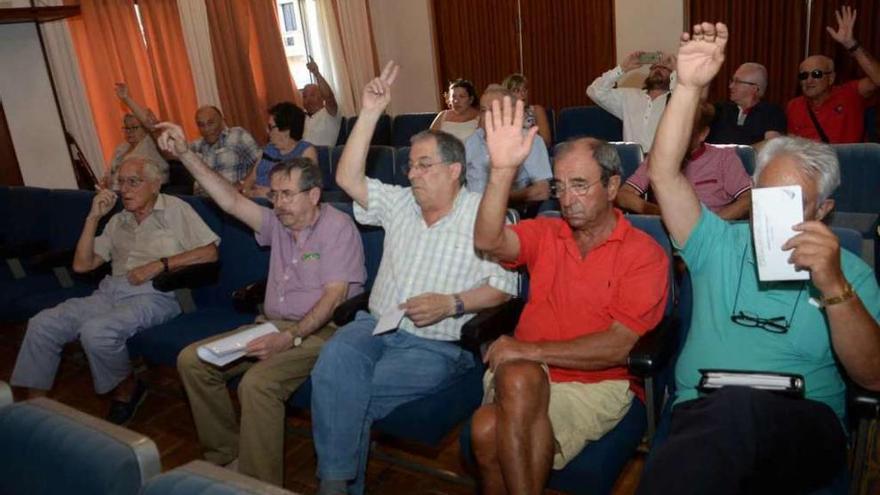 José Luis Blanco, en el centro, propuso la suspensión de la asamblea. // Noé Parga