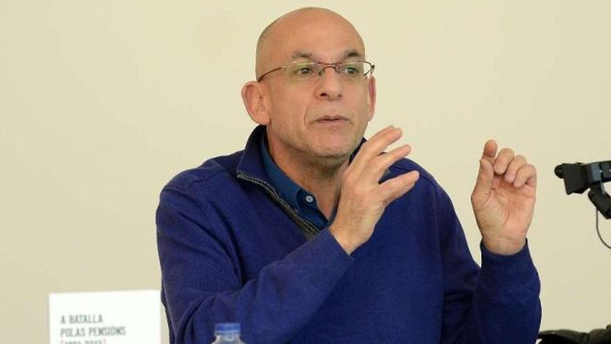 El economista Xabier Pérez Dávila en la presentación, ayer, de "A batalla das pensións". // Rafa Vázquez