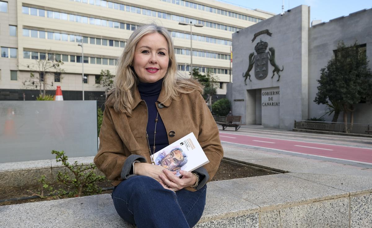 Marta Saavedra, con el libro en homenaje a su tío, Jerónimo Saavedra, frente a la Presidencia del Gobierno, en Las Palmas de Gran Canaria.