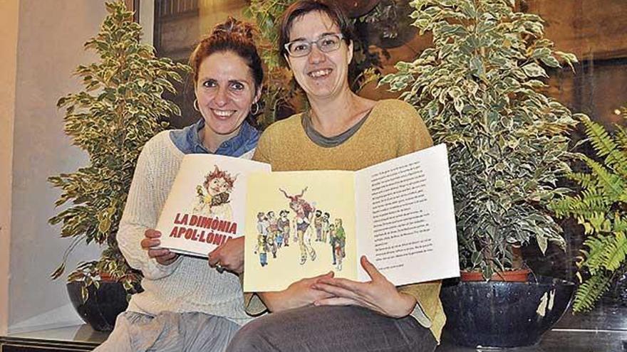 Maria Antònia Veny y Catalina Cànoves posan en Can Lliro con su cuento &#039;La dimònia Apol·lònia&#039;.