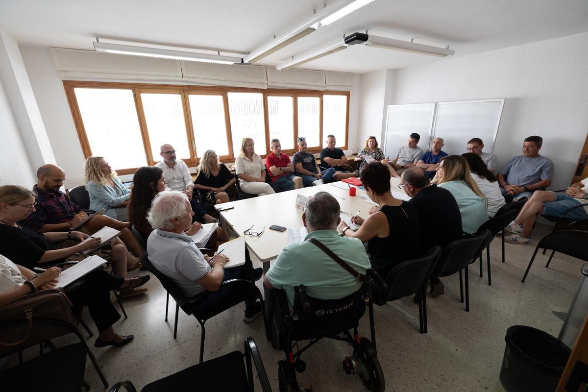 Todas las imágenes de la reunión para buscar solución a la huelga de basuras de Ibiza