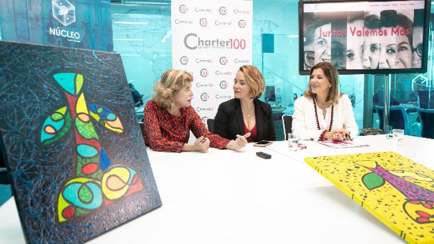 Nardy Barrios, presidenta de Charter 100, la artista Vesna y otra perteneciente a la asociación junto a los galardones que se entregan este jueves.