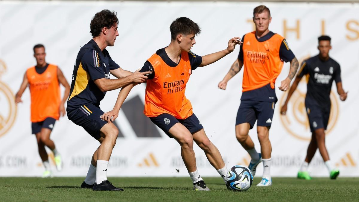 Arda Güler durante un entrenamiento con el Real Madrid