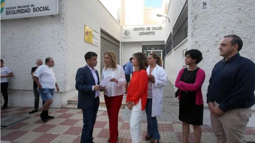 El alcalde de Marbella, José Bernal, y la delegada de Salud, Ana Isabel González, en el centro de salud de Leganitos.