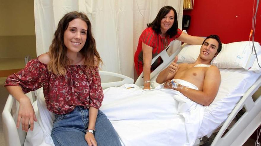 Rafa junto a su madre y su novia en el hospital Santa Lucía hace unas semanas.