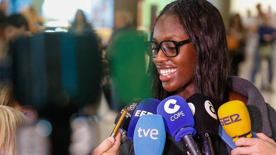 Así ha sido la llegada de Awa Fam a València tras triunfar en el Draft de la WNBA