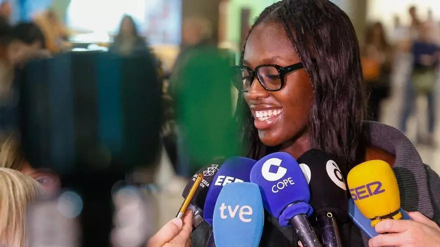 Así ha sido la llegada de Awa Fam a València tras triunfar en el Draft de la WNBA