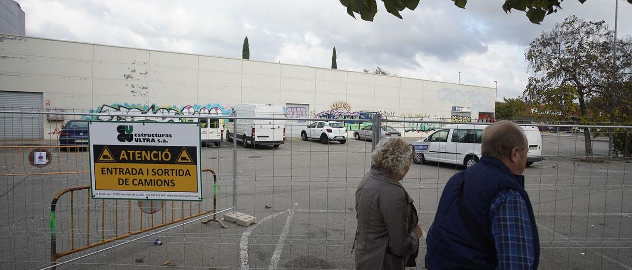 L’antic supermercat, amb tanques a l’entorn del solar.  | MARC MARTÍ