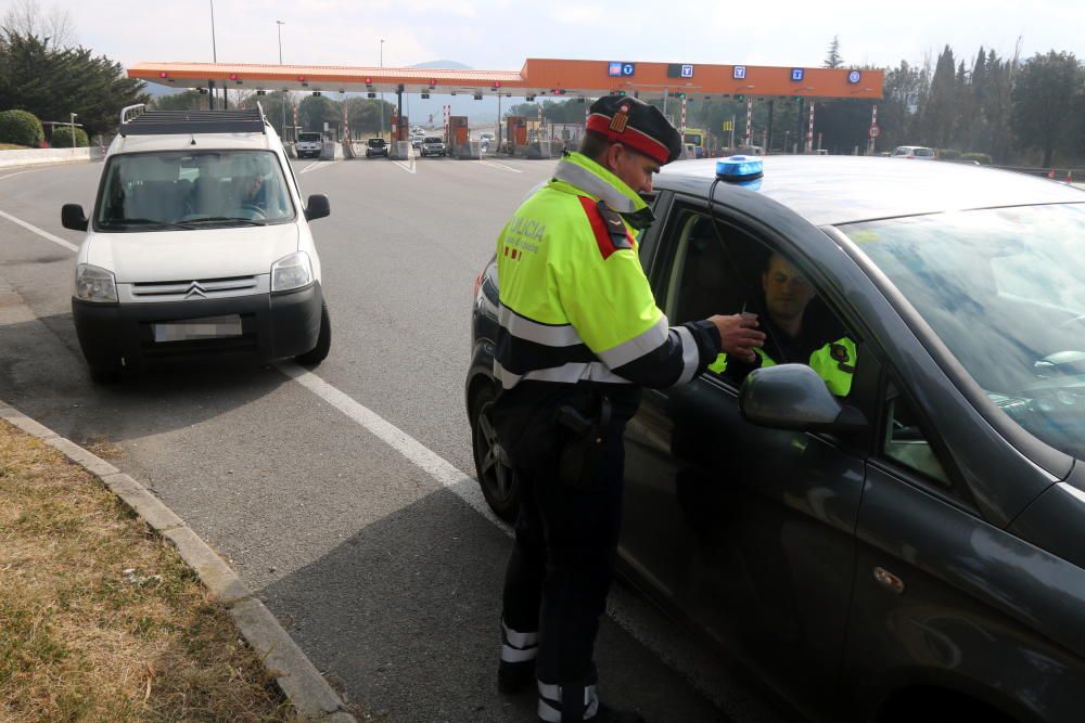 Els Mossos d'Esquadra sancionant un conductor que parlava pel mòbil mentre circulava pel tram gratuït de l'AP-7 a l'alçada de Girona