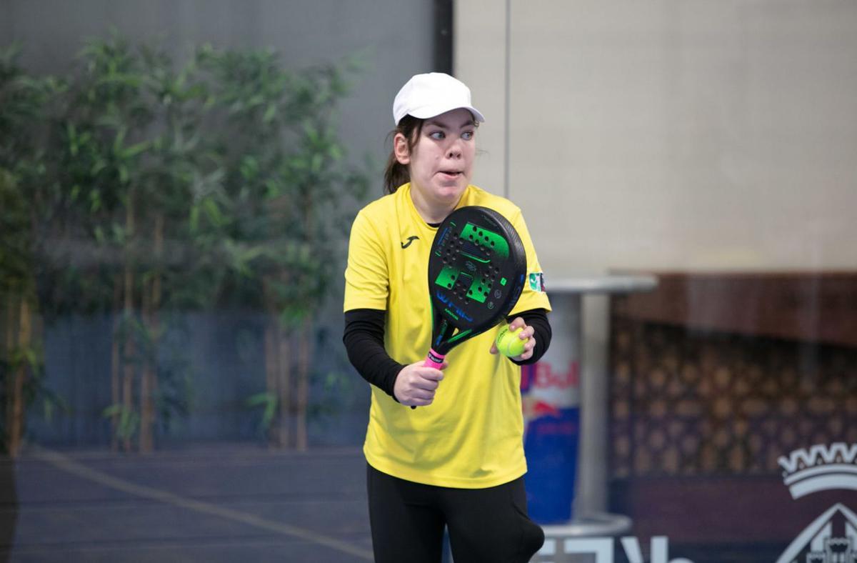 Sara Guasch juega a pádel en una jornada de deporte inclusivo de Addif.   | VICENT MARÍ