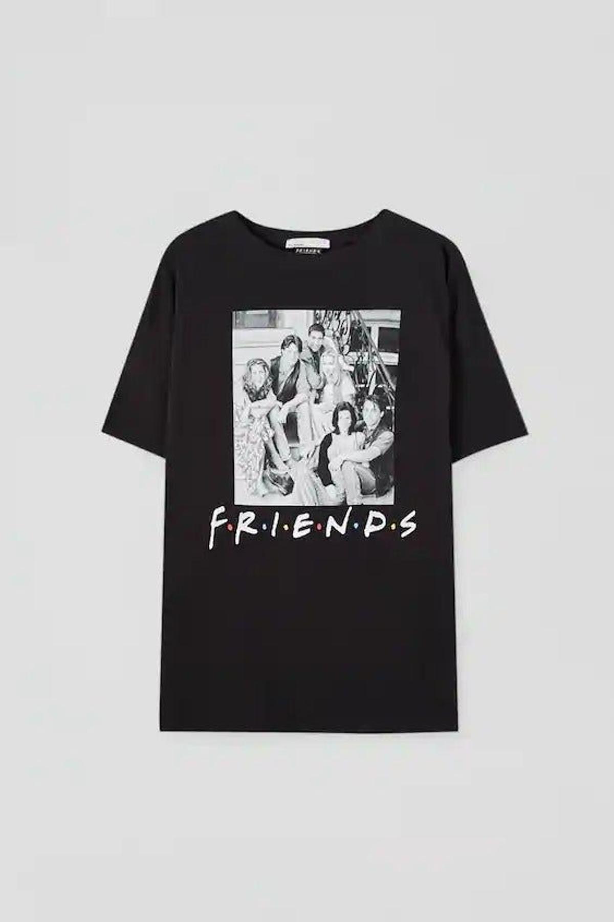 Camiseta negra de Friends, de Pull &amp; Wear (15,99 euros)