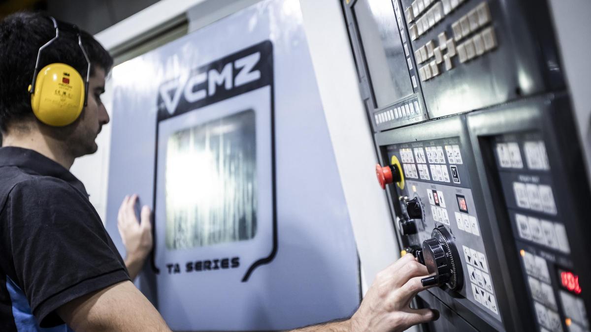 Un trabajador supervisa una de las máquinas de última generación que tiene Umec en su planta de Malpica.