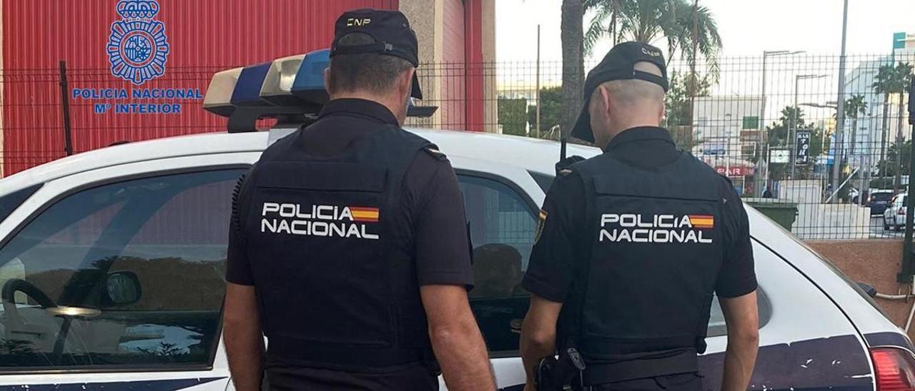 Dos agentes de la policía nacional.