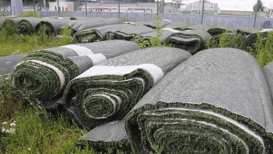 Rollos de hierba sintética apilados en el campo. // Bernabé/Javier Lalín