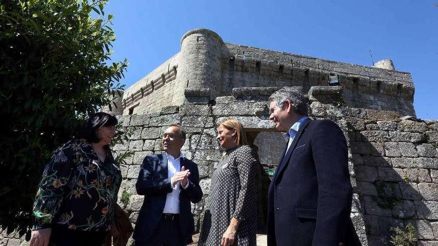 Chus Garrote, Xosé Represas, Carmela Silva y Santos Héctor, ayer, en el castillo de Sobroso. // A.H.