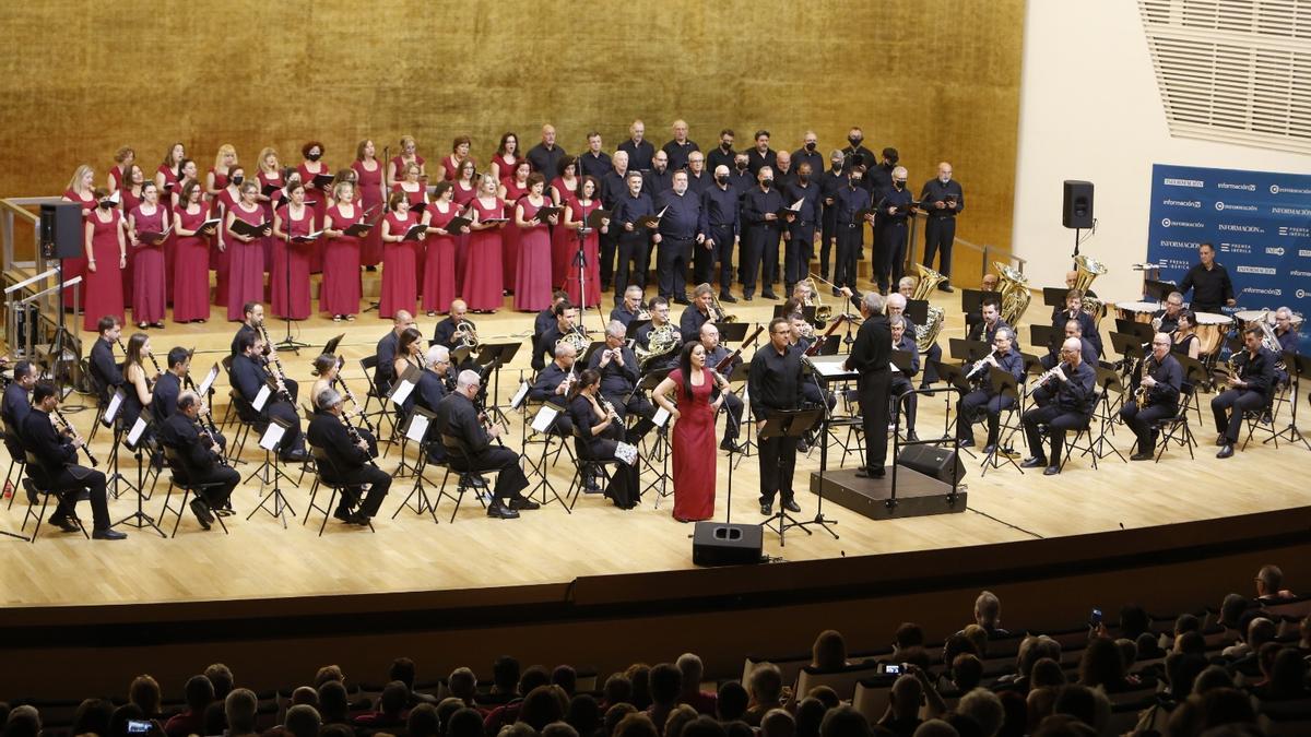 Un momento del concierto que han ofrecido la Banda Municipal y el Orfeón Cantábile esta tarde-noche