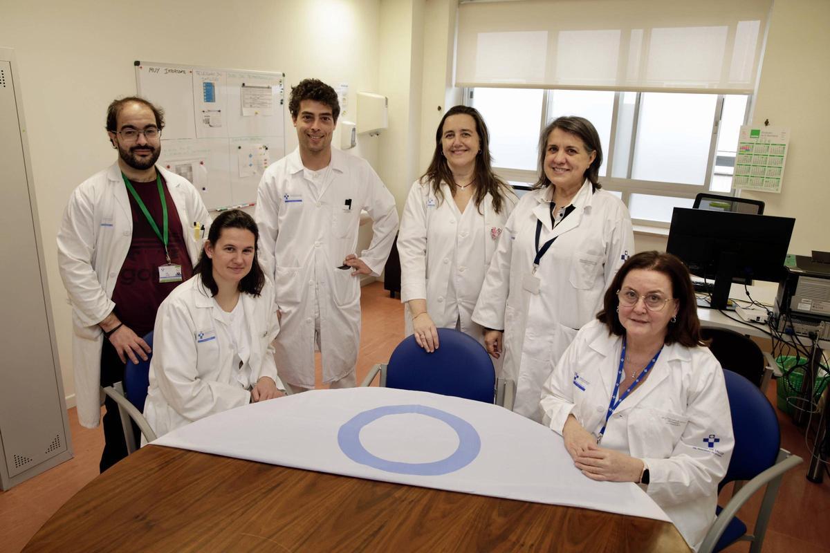 Por la izquierda, Iván Marcos, Cristina Menéndez, David Hidalgo, María Ablanedo, Amalia Franco y María Jesús García, en una de las consultas de la Unidad de Educación Diabetológica del Hospital Universitario de Cabueñes, con el círculo azul que representa el Día Mundial de la Diabetes.