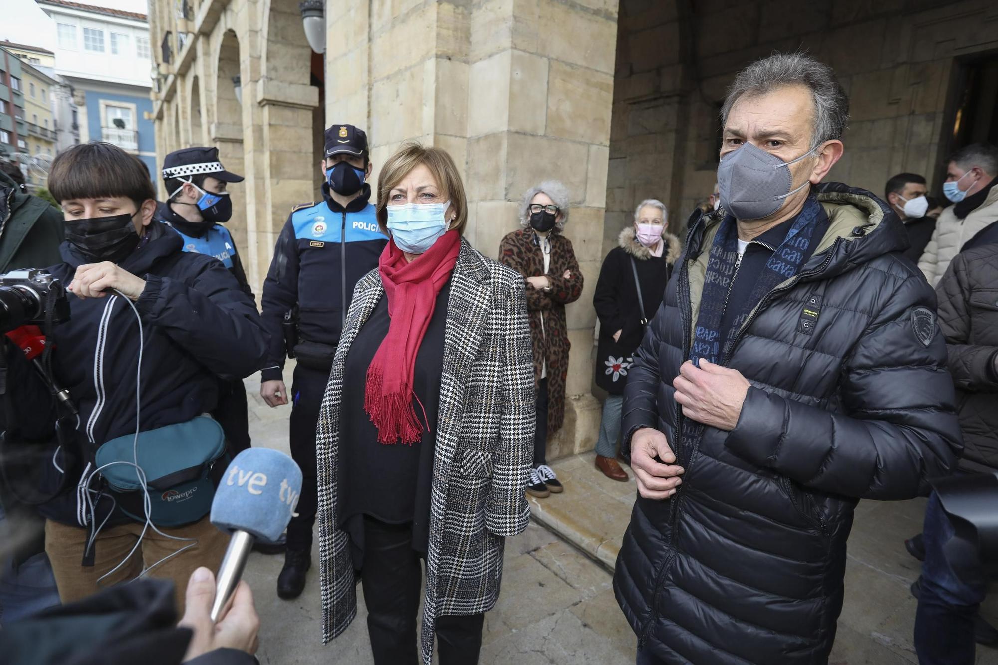 Protesta de los trabajadores de Alu Ibérica en el ayuntamiento de Avilés