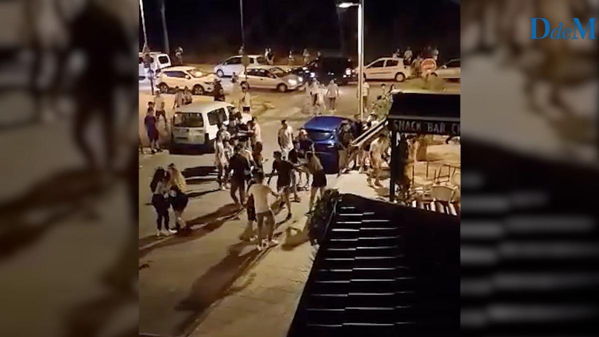 Decenas de jóvenes se enfrentan en una batalla campal en el Port d'Alcúdia