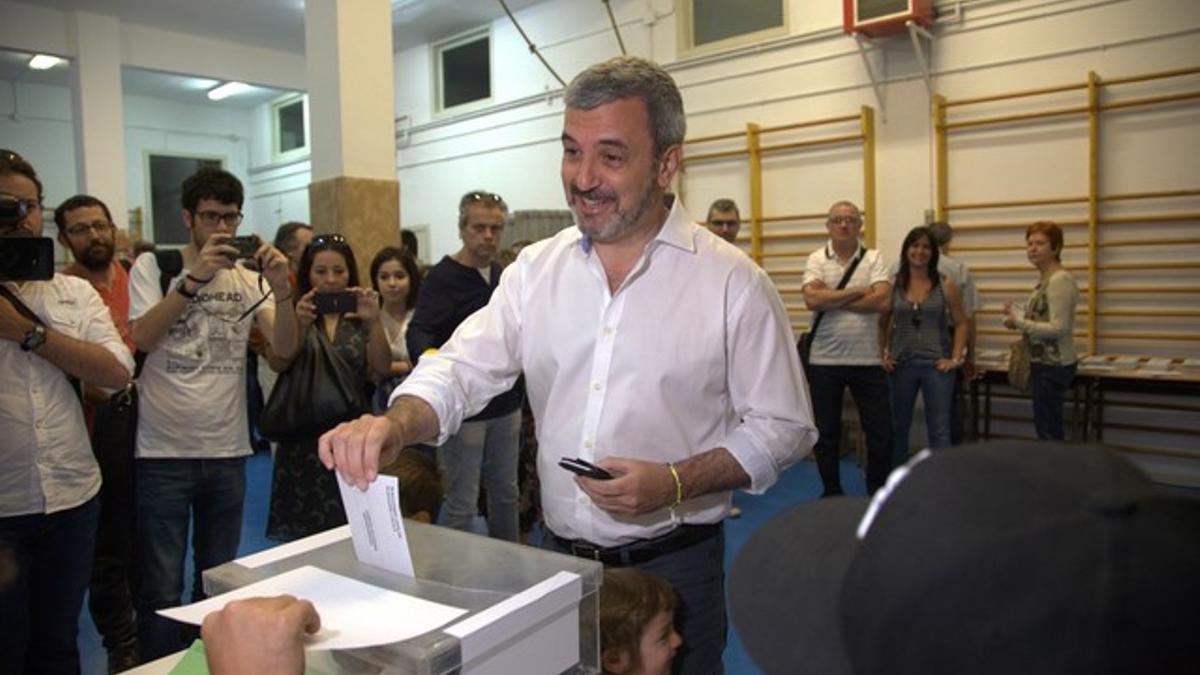 El candidato del PSC a la alcaldía de Barcelona, Jaume Collboni, ejerce su derecho al voto.