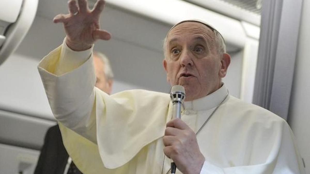 El Papa, en el avión en que ha regresado de Brasil.