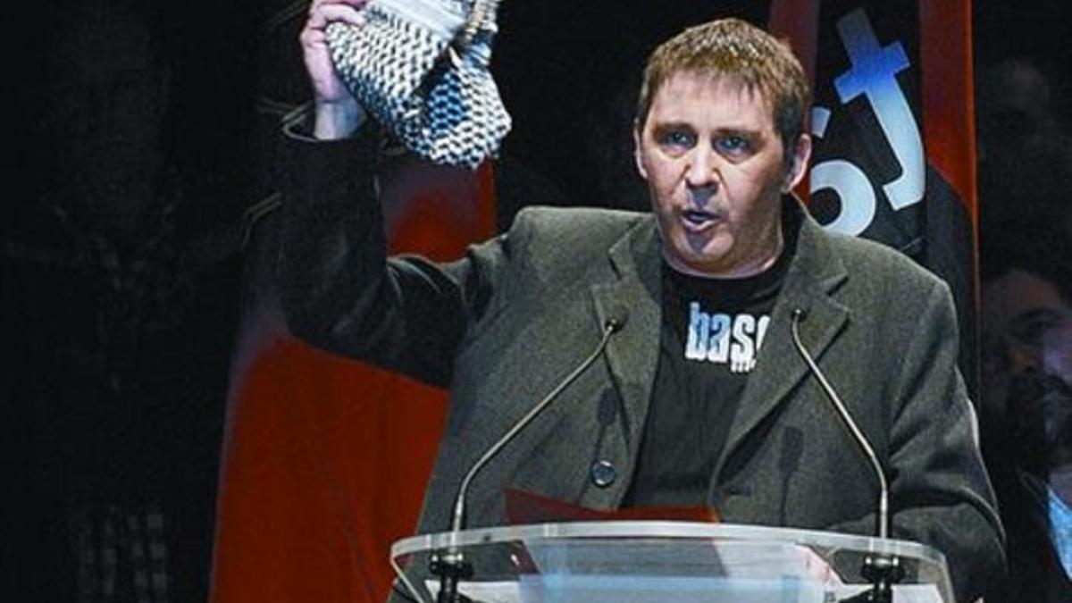 Arnaldo Otegi, en un acto celebrado en San Sebastián, en el 2004.