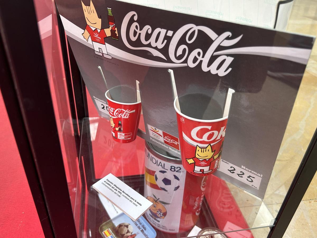 Expositor de las Olimpiadas de Barcelona para la venta al público, en el año 1992, con dos vasos conmemorativos de 'Cobi', la mascota de esos Juegos Olímpicos.