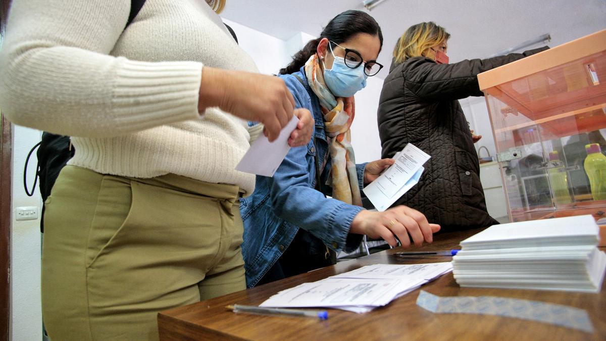 Padres votando en el referéndum sobre la jornada continua en Castelló, el pasado curso