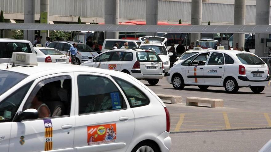 Los taxistas piden más controles en el aeropuerto y en algunas zonas turísticas.