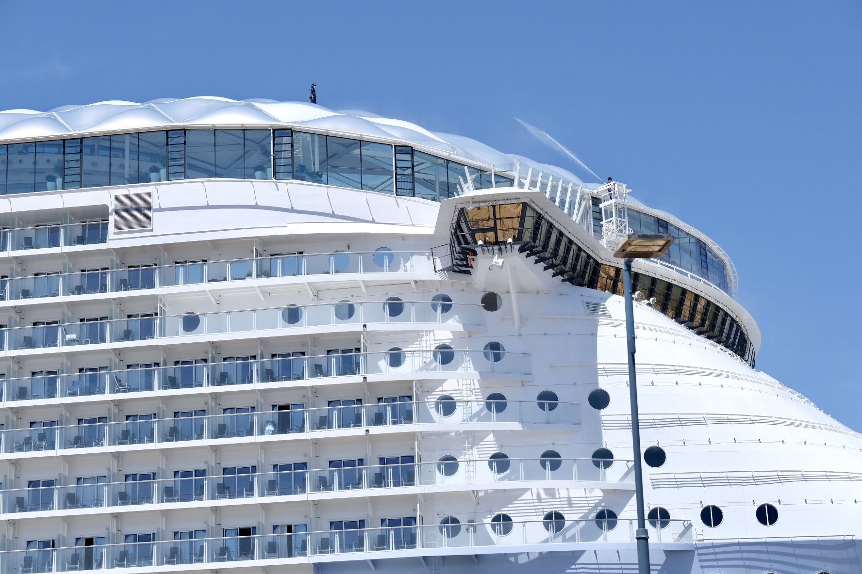 El 'Wonder of the seas', el crucero más grande del mundo, en el puerto de Málaga