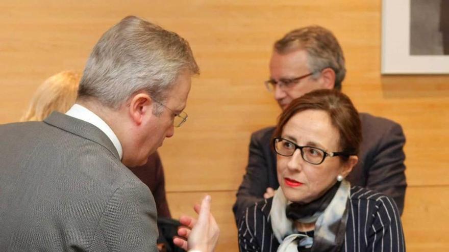 Belén Fernández, de pie, hablando con el secretario de la Cámara de Comercio, Álvaro Alonso, poco antes de la reunión. En primer término, la alcaldesa, Carmen Moriyón.