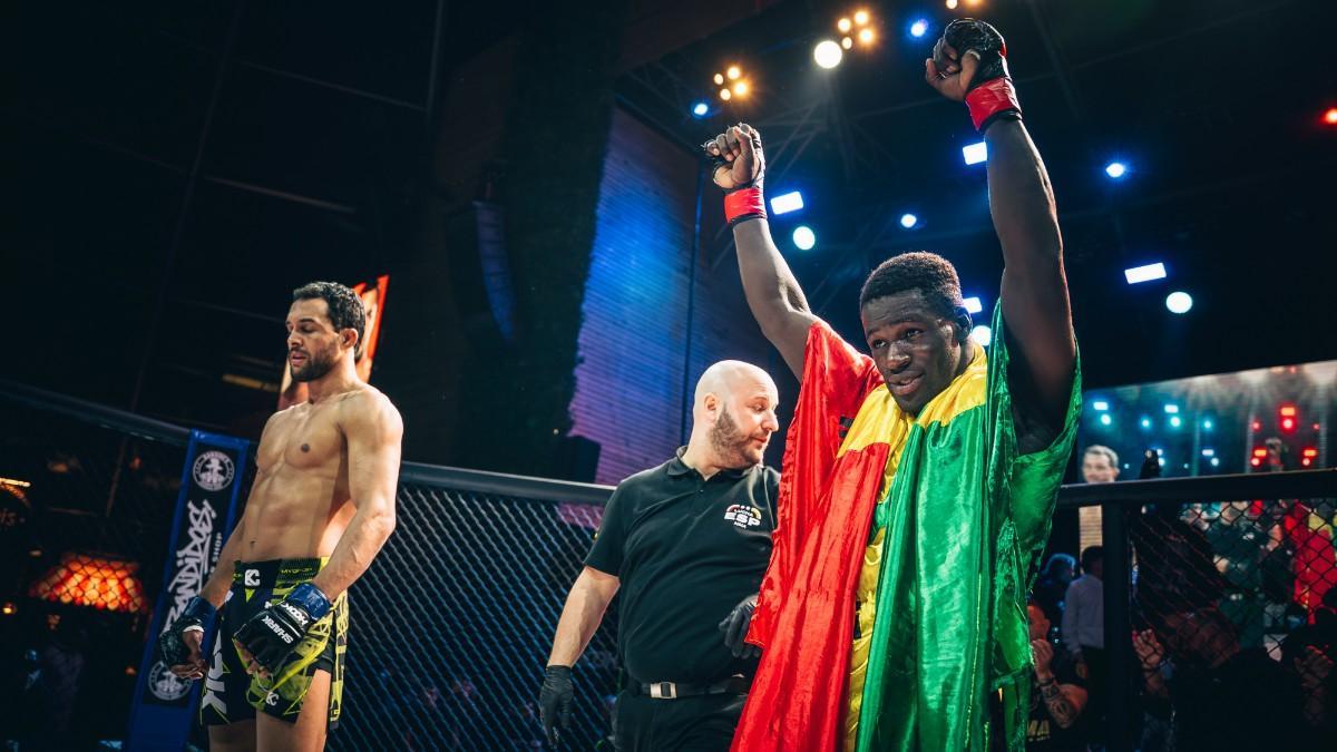 La promotora vinculada a Joel “El Fenómeno” Álvarez debuta en el Gijón Arena ante más de 1.200 aficionados, con nueve combates y una cartelera marcada por el triunfo en el primer asalto del senegalés frente a Toni Fox.