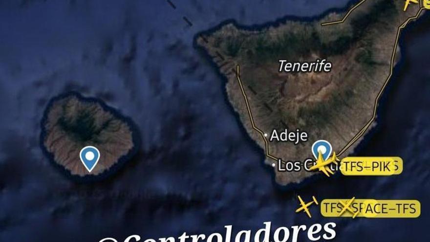 La Guardia Civil espera a los pasajeros en la pista del aeropuerto de Tenerife Sur