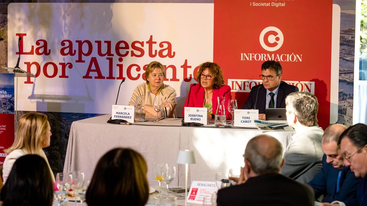 La consellera de Innovación, Josefina Bueno, entre Marcela Fernández y Toni Cabot, interviene en el foro «La apuesta por Alicante»