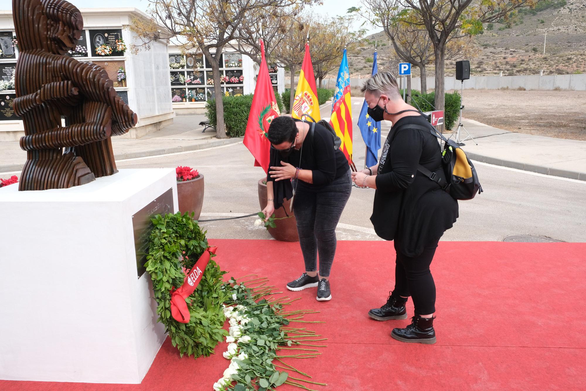 Así ha sido el homenaje a los 111 fallecidos por covid en Elda