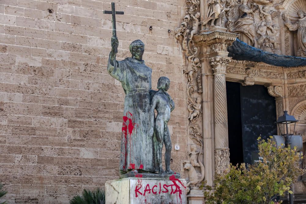 Aparece una pintada de "racista" en la estatua de Juníper Serra en Sant Francesc