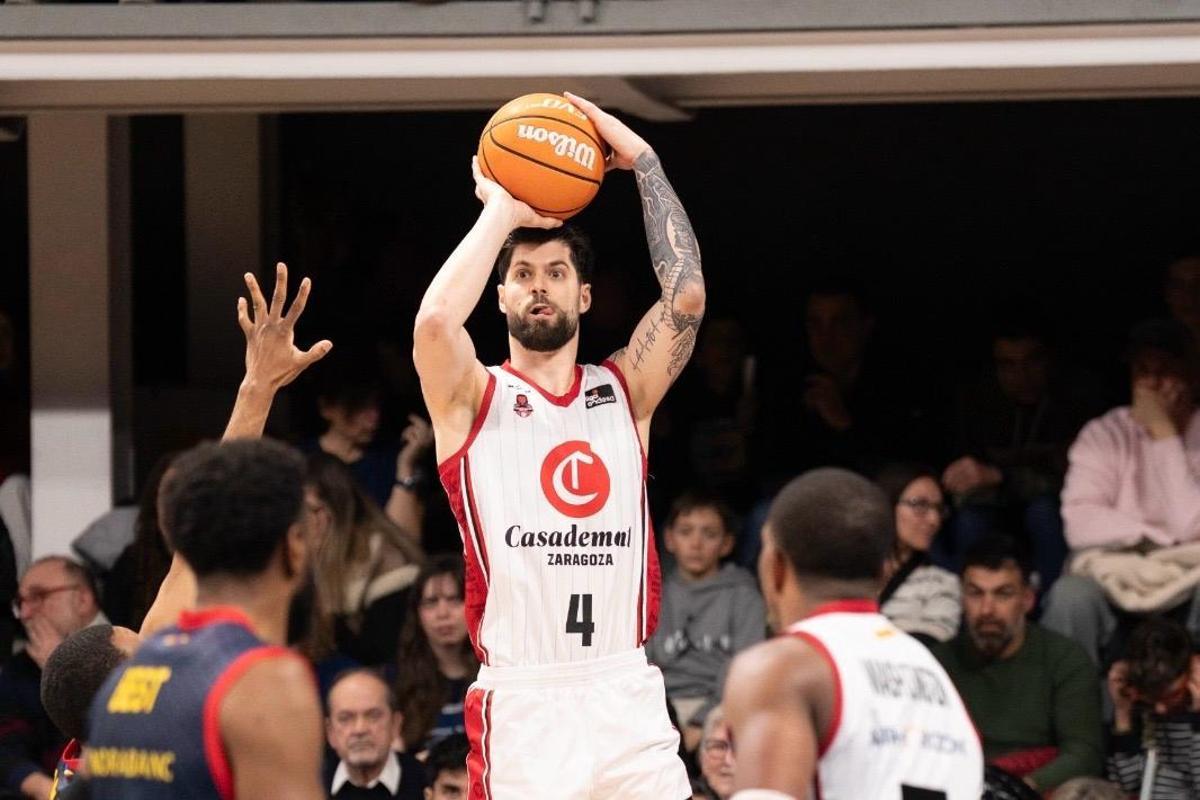 Yusta, lanzando un triple durante el partido ante el Andorra