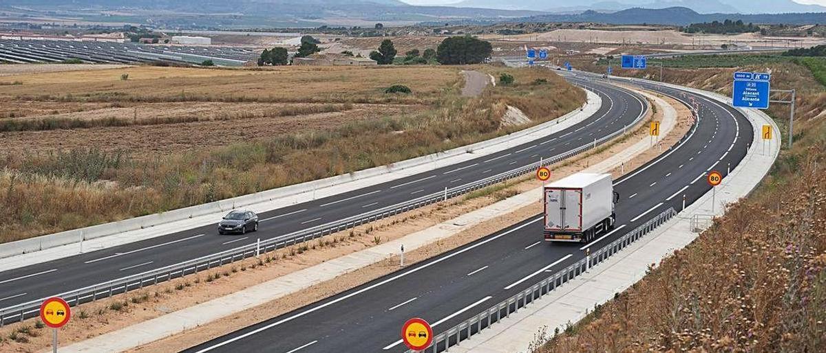 La A-33 en la provincia de Murcia, en las proximidades de Yecla, qtras la inauguración de su último tramo en enero de 2024