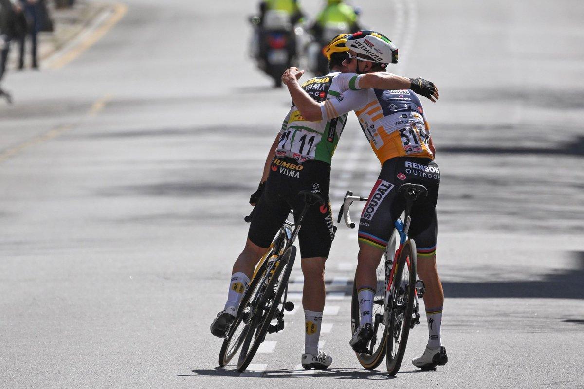 Abrazo entre Primoz Roglic y Remco Evenepoel.