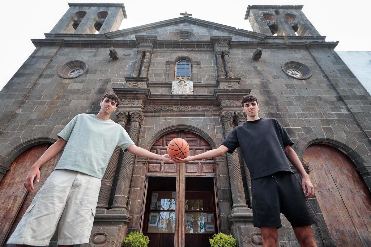 Guillermo y Jorge Díaz Graham, en la Plaza del Cristo de Tacoronte.