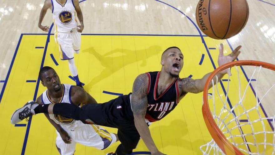 Lillard antota ante la oposición de Barnes.