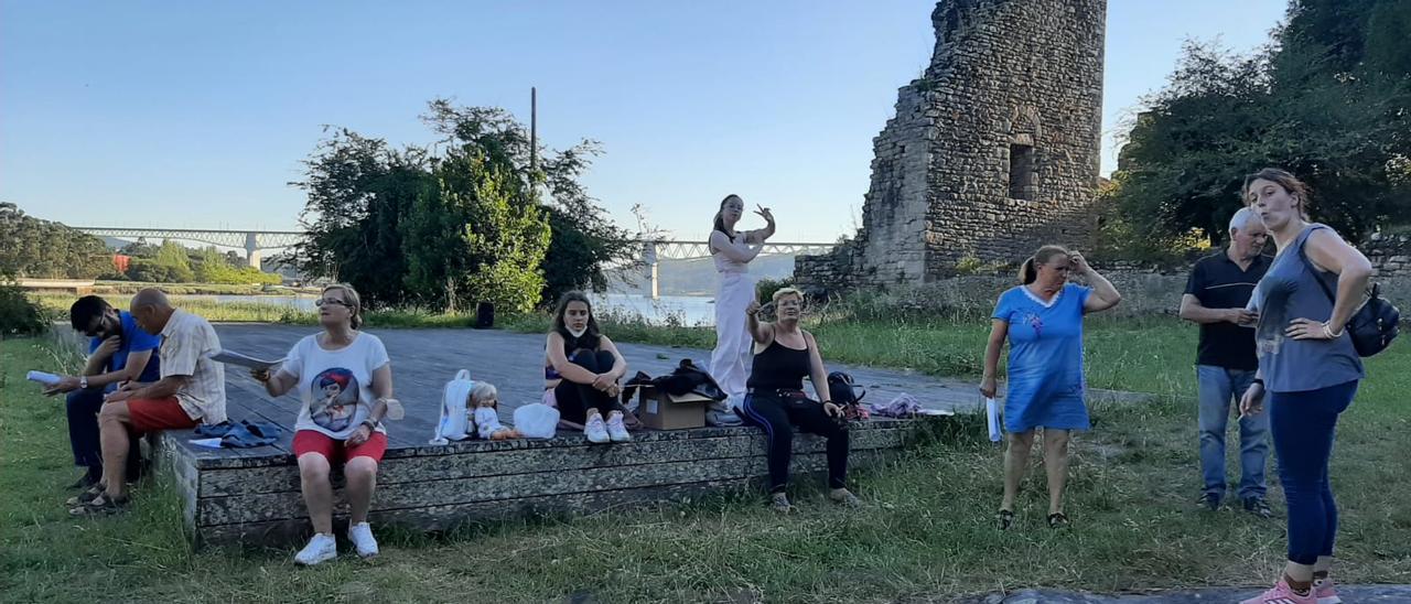 Algunos de los actores durante uno de los ensayos en las Torres de Oeste.