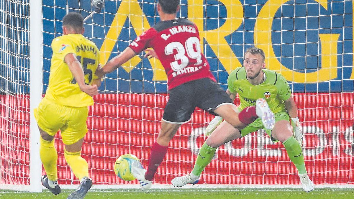 Danjuma bate a Cillessen en uno de los goles