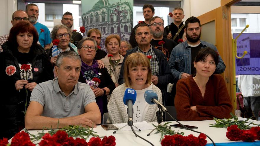 Covadonga Tomé, entre Xune Elipe y Laura Tuero, ayer, en la sede de Podemos en Gijón. | Efe