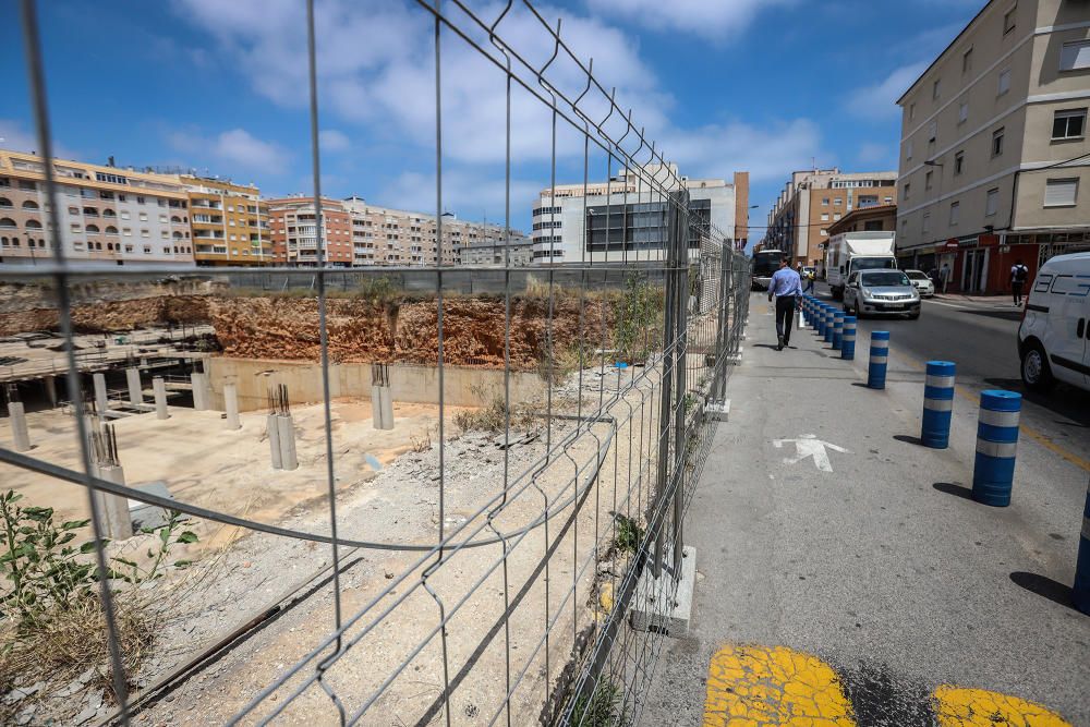 El Ayuntamiento ha costeado un vallado provisional de seguridad en la manzana de la obra del centro comercial abandonado desde hace una década tras desentenderse la propiedad de las reclamaciones muni