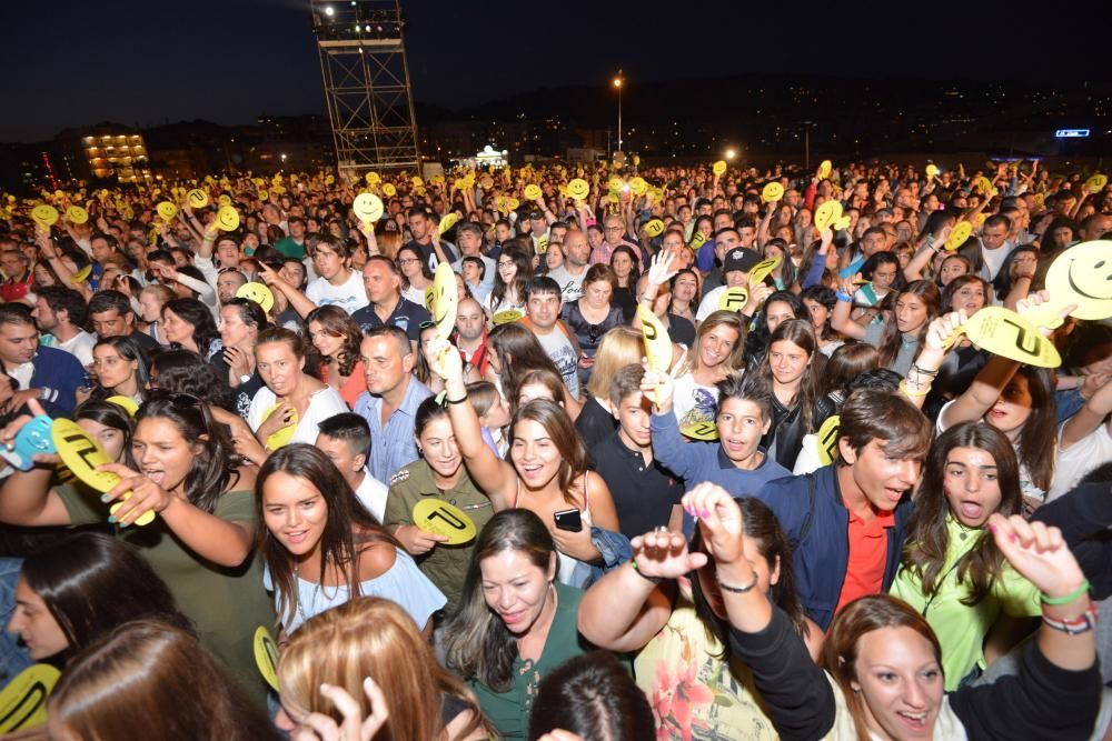 La Orquesta Panorama cita en Sanxenxo a miles de personas en una gala solidaria que contó con artistas como Gemeliers, Edurne, Luis Fonsi, Diego Martín y Guillermo Castro