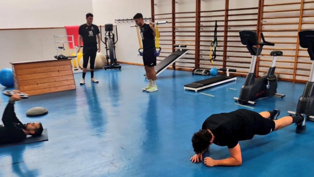 Varios jugadores del Ángel Ximénez, en la primera sesión de gimnasio del año.